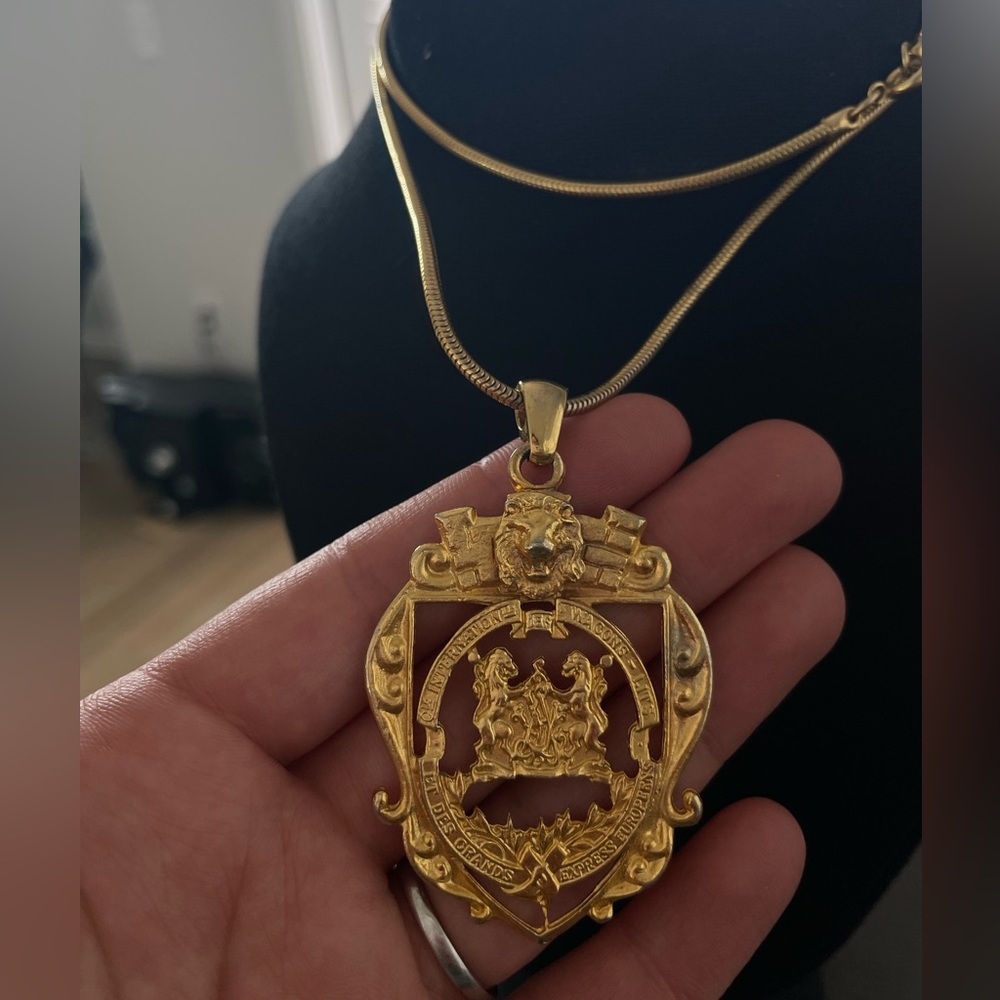 Elegant Vintage Crest Necklace | Gold - Picture 3 of 6